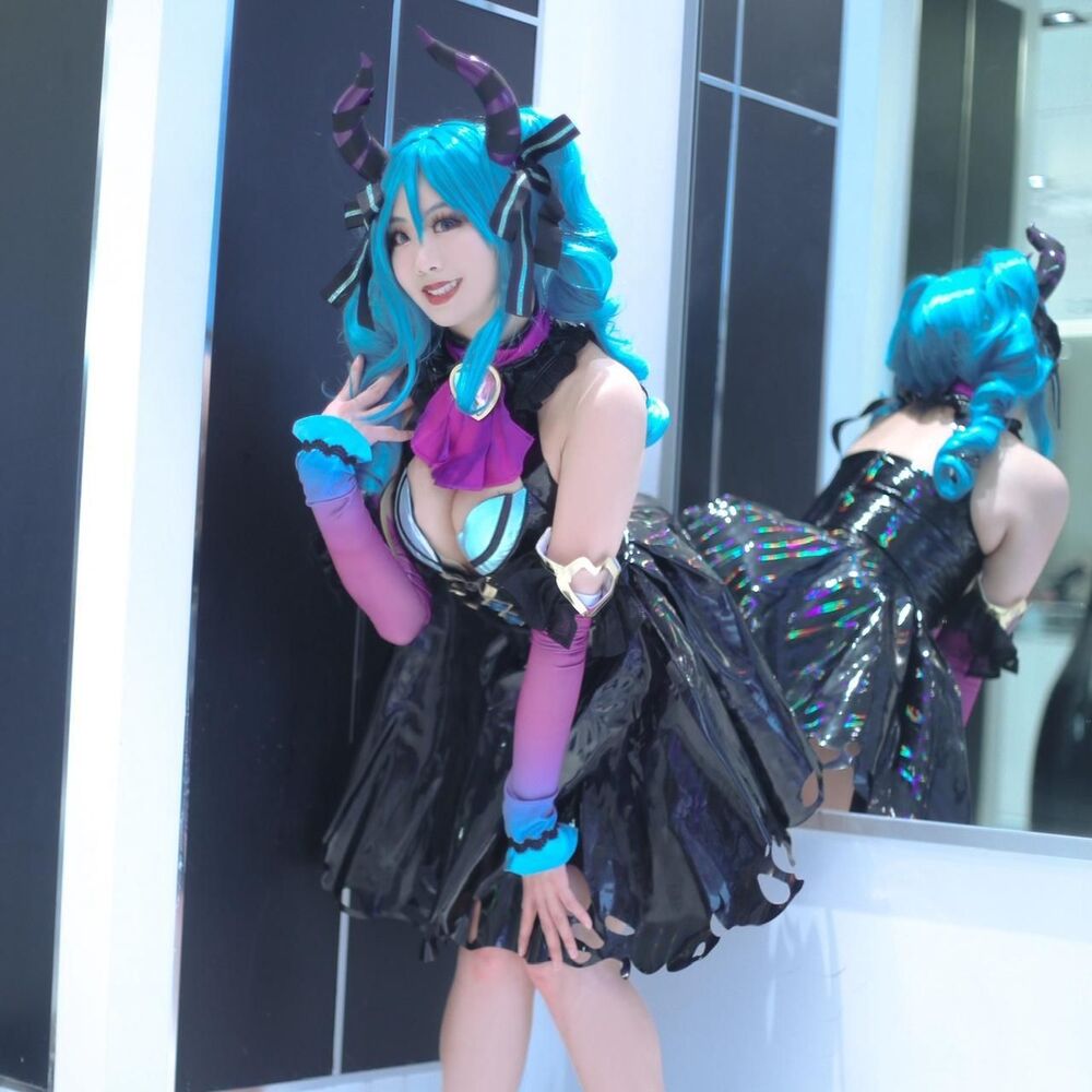 Vocaloid Hatsune Miku Noodle Stopper Villain Cosplay - Picture 2 of 4